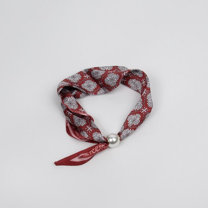 Huvudbild Liten scarf med magnetlås rött mönster