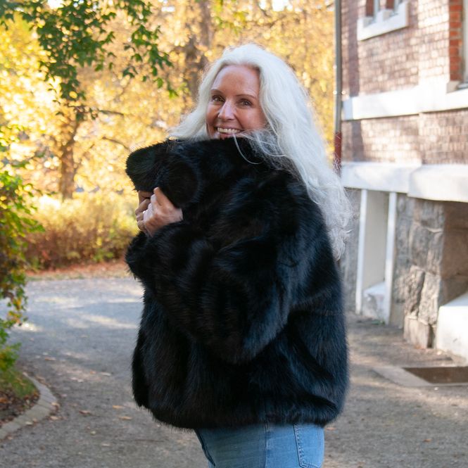 Hovedbilde Fuskpels jakke med stor krage svart
