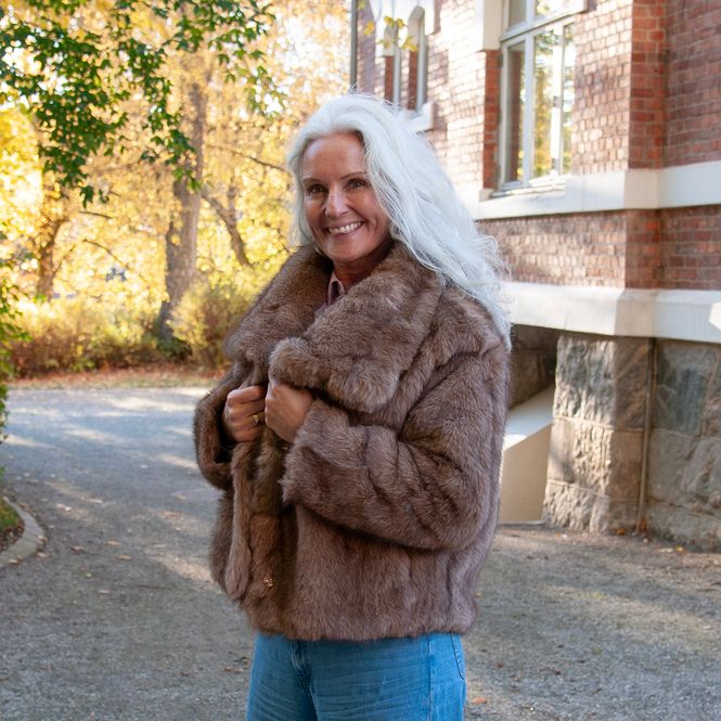 Hovedbilde Fuskpels jakke med stor krage mørk beige