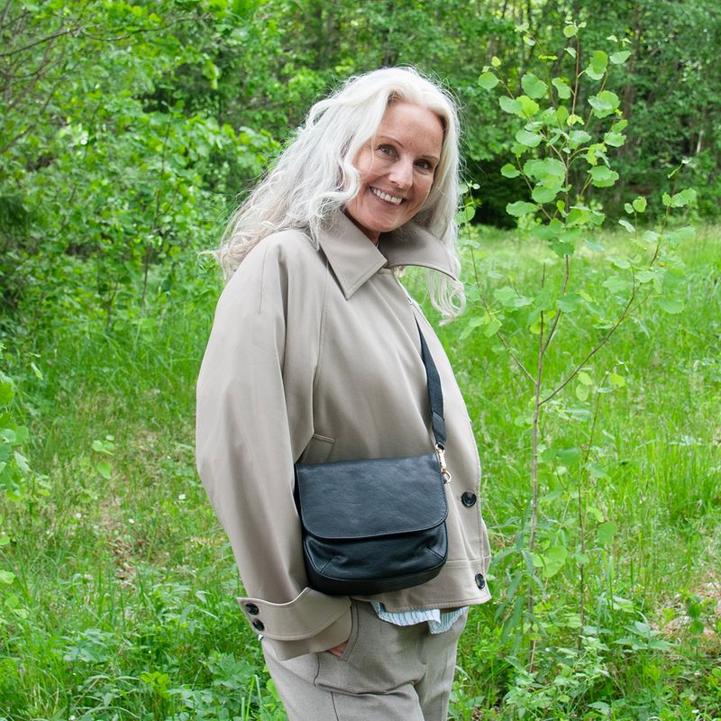 LEXI clutch i skinn - svart