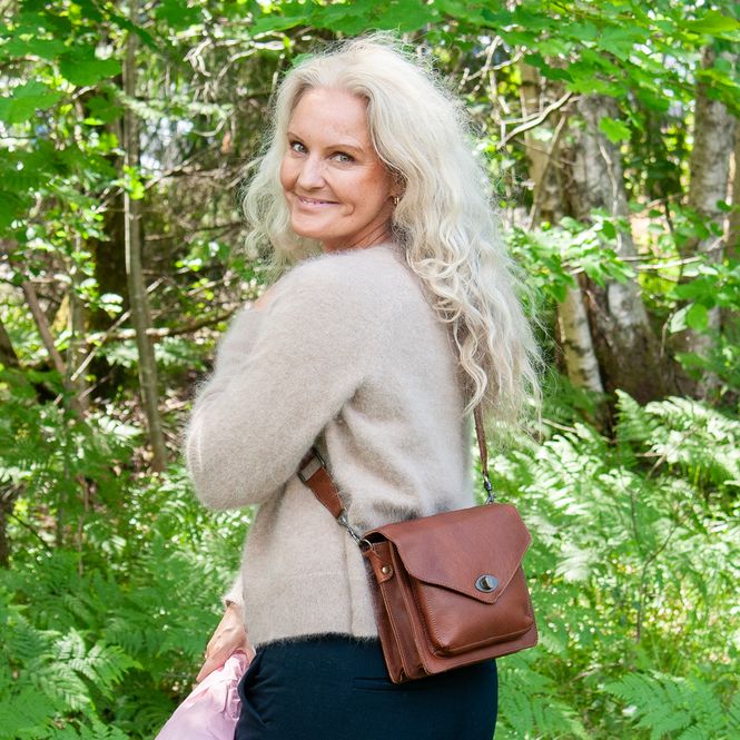 Hovedbilde LUCY skinnclutch med låsspenne - brun
