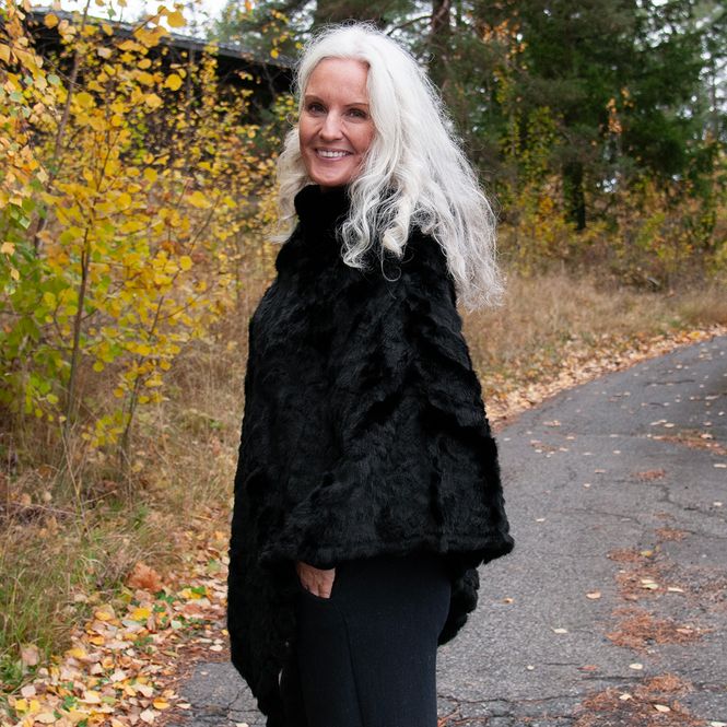 Hovedbilde Glatt poncho i fuskpels svart