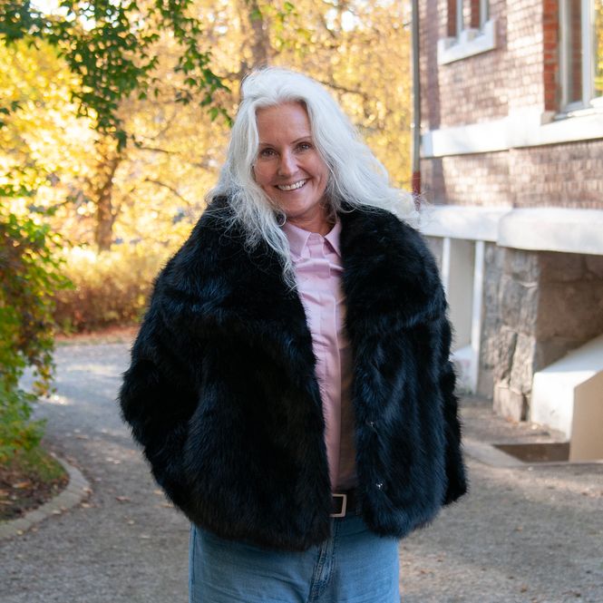 Hovedbilde Fuskpels jakke med stor krage svart
