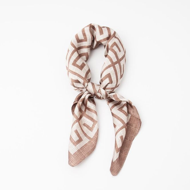 Huvudbild Liten scarf brun-vit grafiskt mönster 70x70 cm