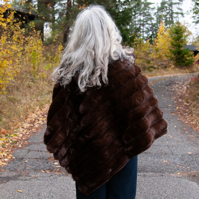 Hovedbilde Bølgete poncho i fuskpels varm brun