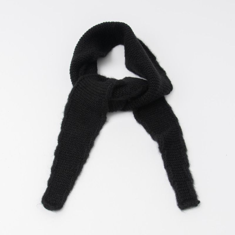Klassisk svart strikket skjerf – Mykt og varmt