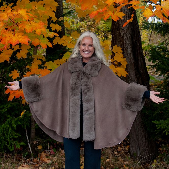 Hovedbilde Åpen poncho med fuskpelskanter taupe