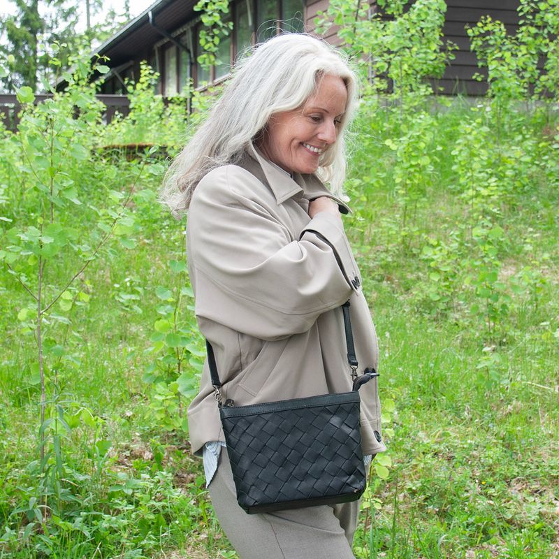 LALA liten flettet skinnveske - svart