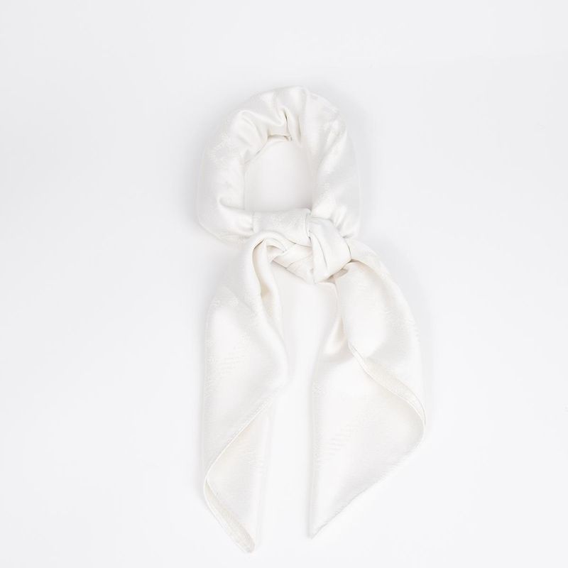 Ens­farget skjerf med glittertråd – silk look i viskose (90 x 90 cm) - offwhite