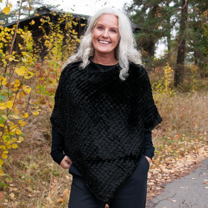 Hovedbilde Strikket poncho i fuskpels svart