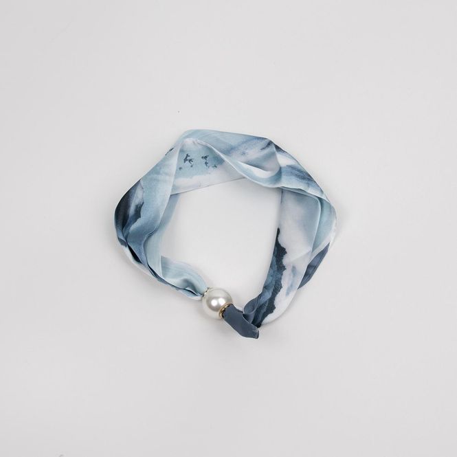 Huvudbild Liten scarf med magnetlås ljusblå