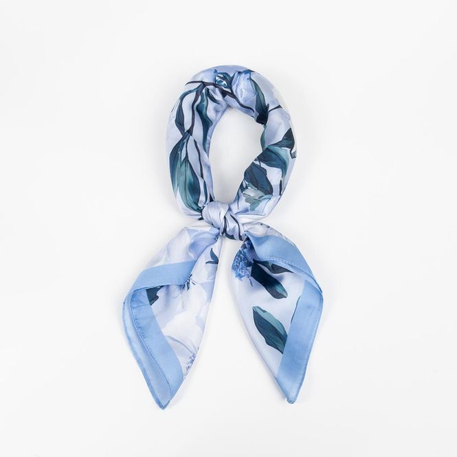 Huvudbild Liten scarf Blue Magnolia blå blommig 70x70 cm