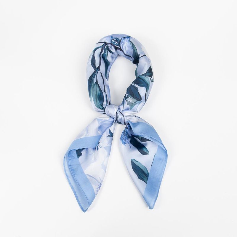 Lite skjerf Blue Magnolia blått blomsterskjerf 70x70 cm