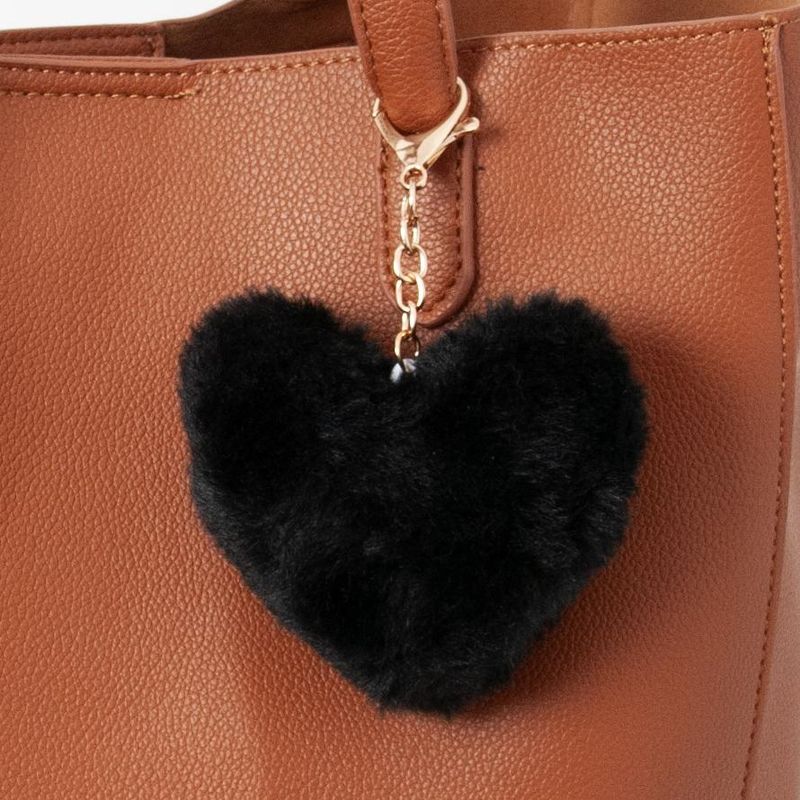 Veskepynt med fuskpels hjerte - svart