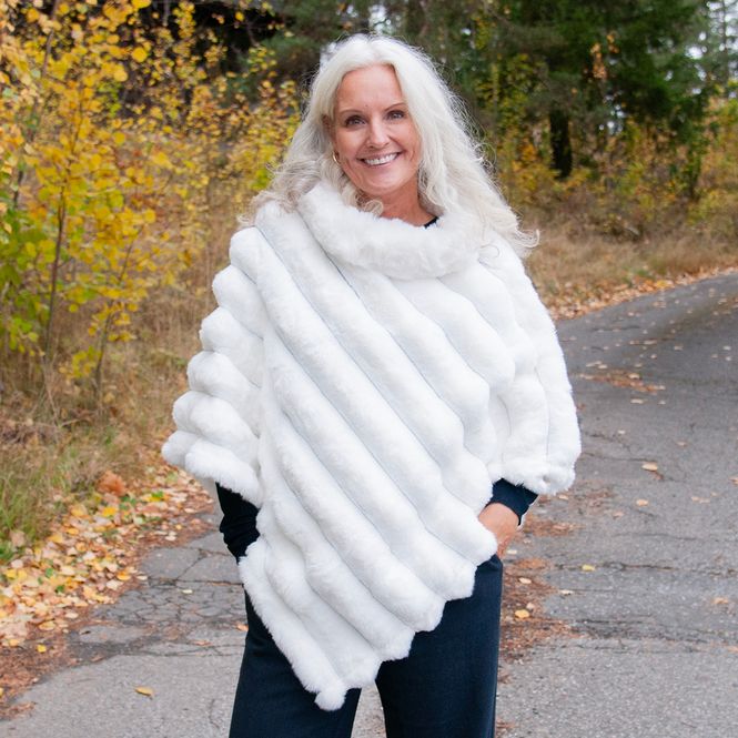 Hovedbilde Bølgete poncho i fuskpels offwhite